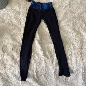 Lululemon leggings with bright blue snakeskin size 2